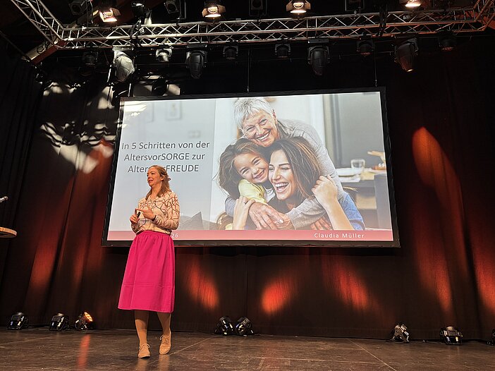 Keynotespeakerin Claudia Müller bei ihrem Vortrag "Wie Altersvorsorge zur Altersvorfreude wird"