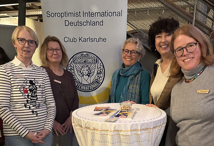 5 Clubschwestern des SI Club Karlsruhe am Stand im Foyer des Tollhaus